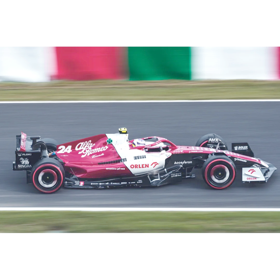 索伯车队横扫迈凯伦,周冠宇点燃赛场 索伯车队横扫迈凯伦,周冠宇点燃赛场