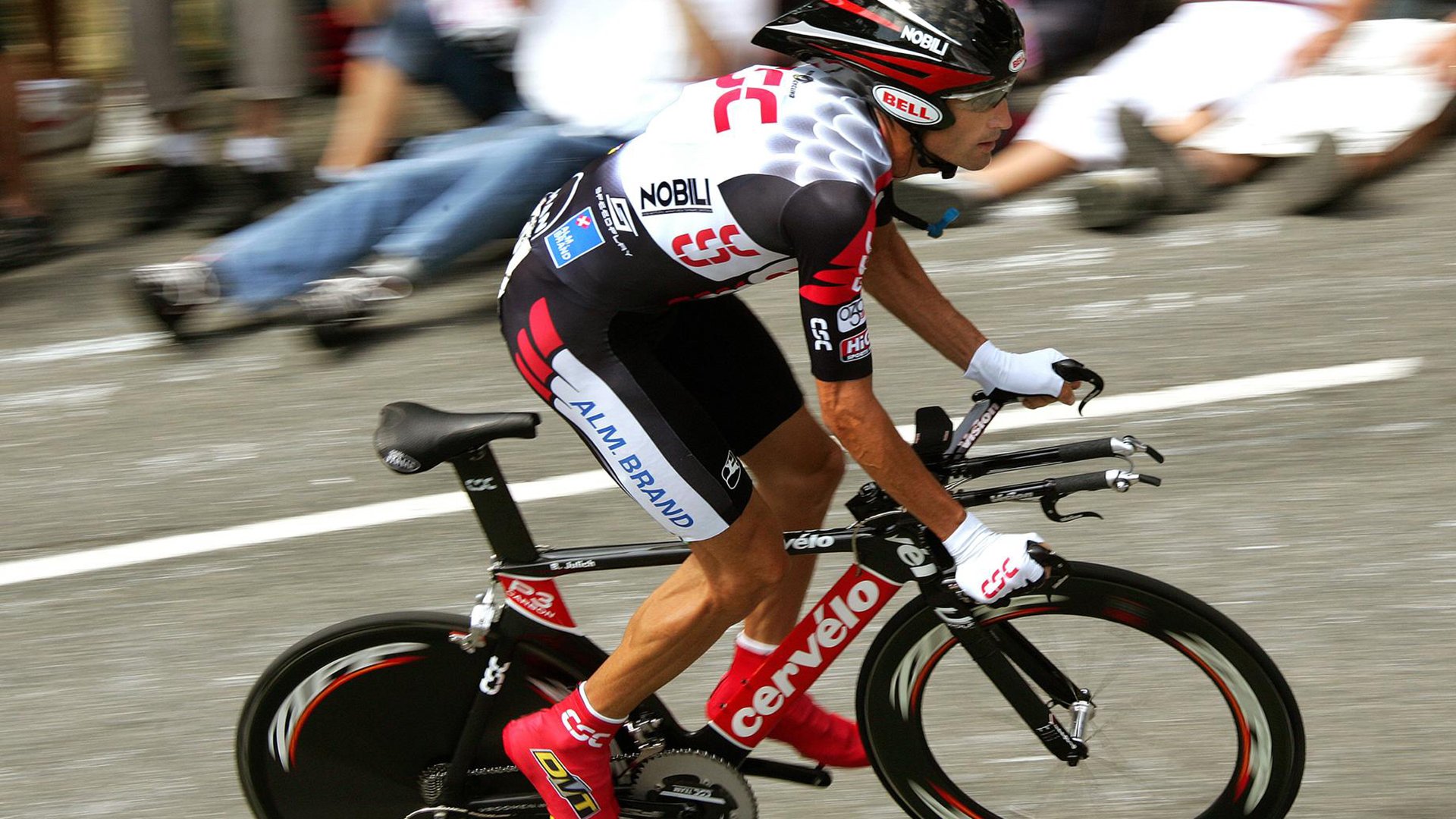 门迪的抉择时刻，当枫叶与雄鸡的碰撞定格于指尖