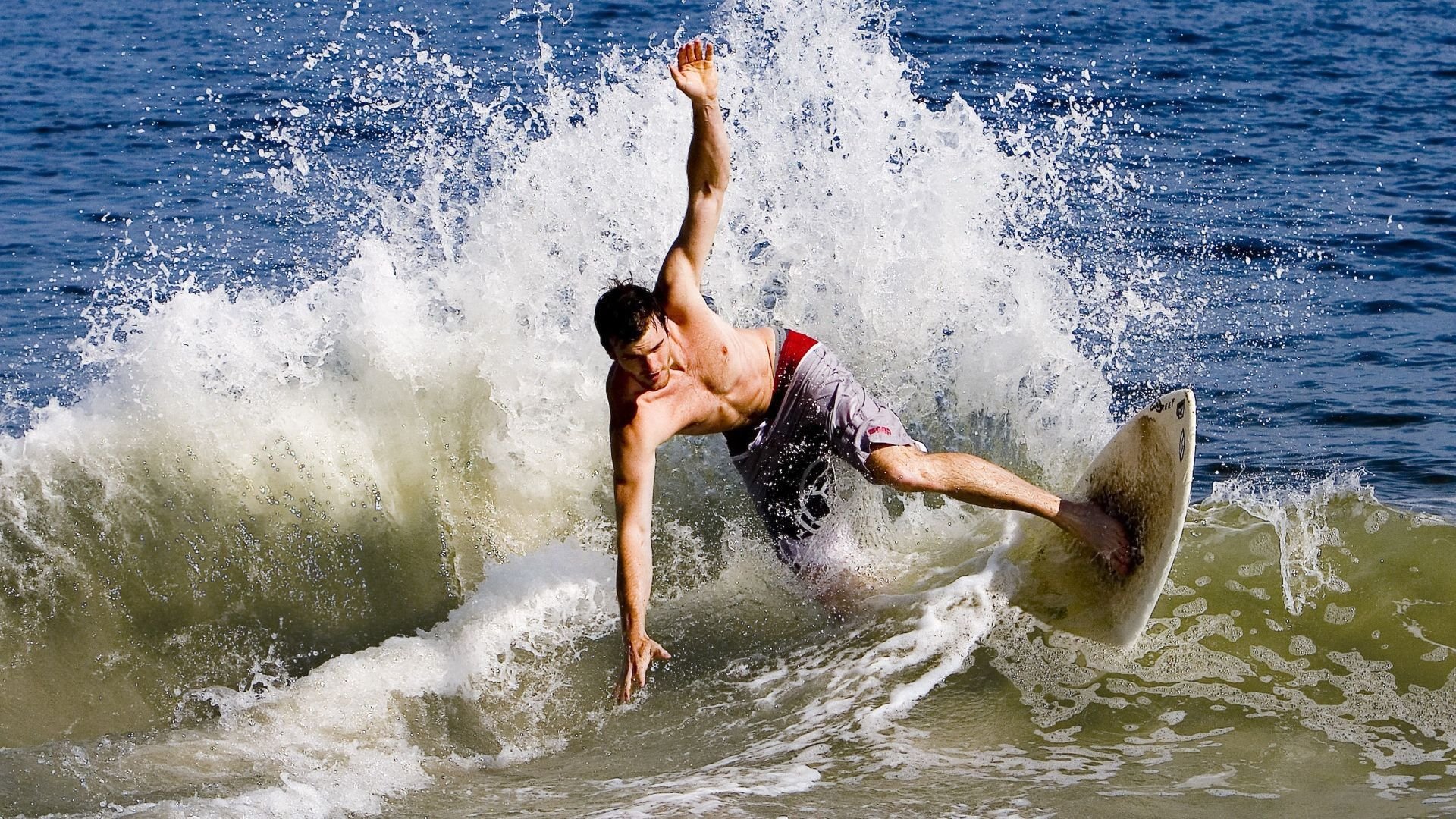 赛道上的终章，莱万末节接管，F1年度争冠之夜诞生新王