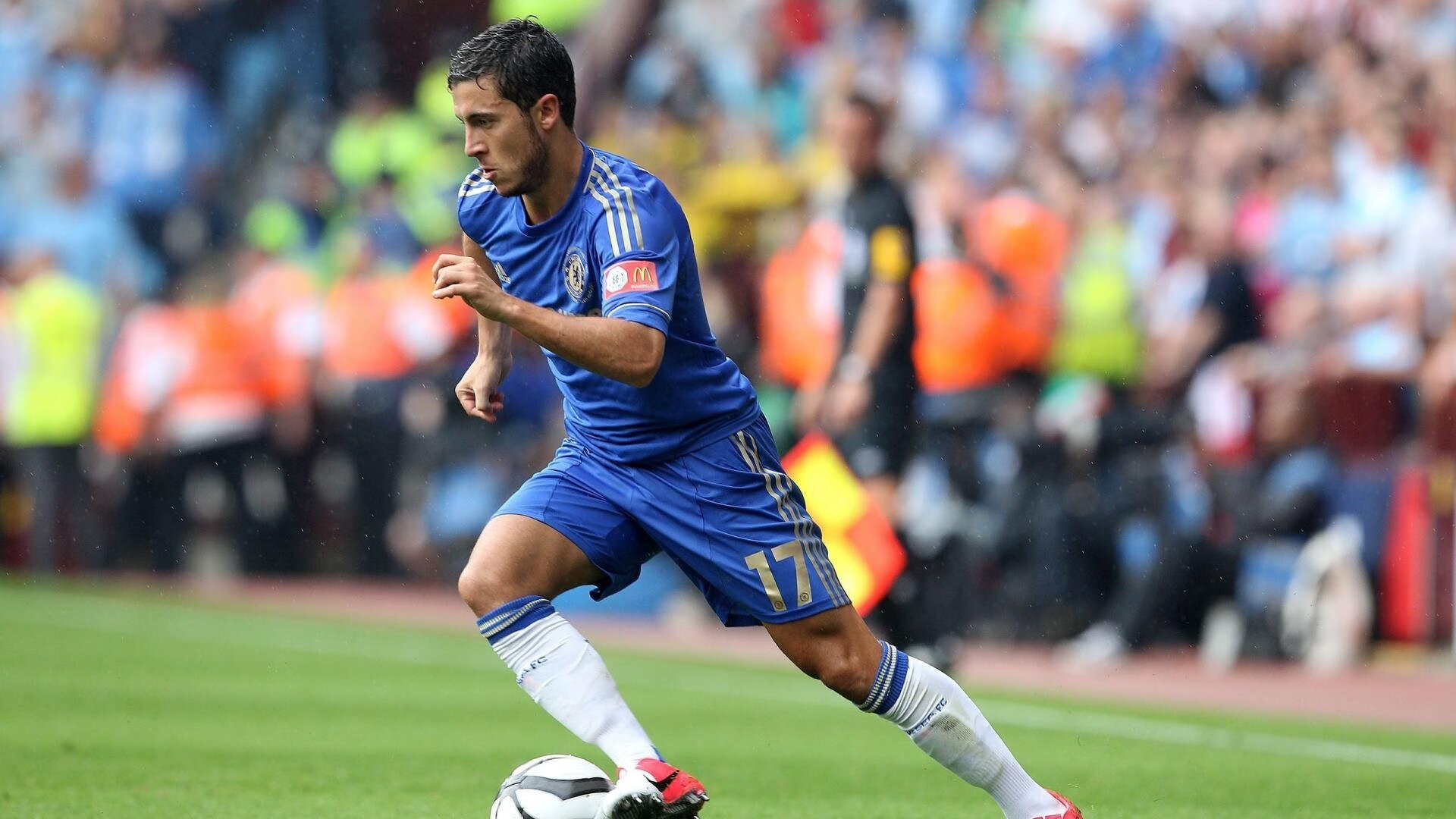 赛道与球场，当杰伦格林在F1街道赛接管比赛，森林狼与马刺的鏖战正酣